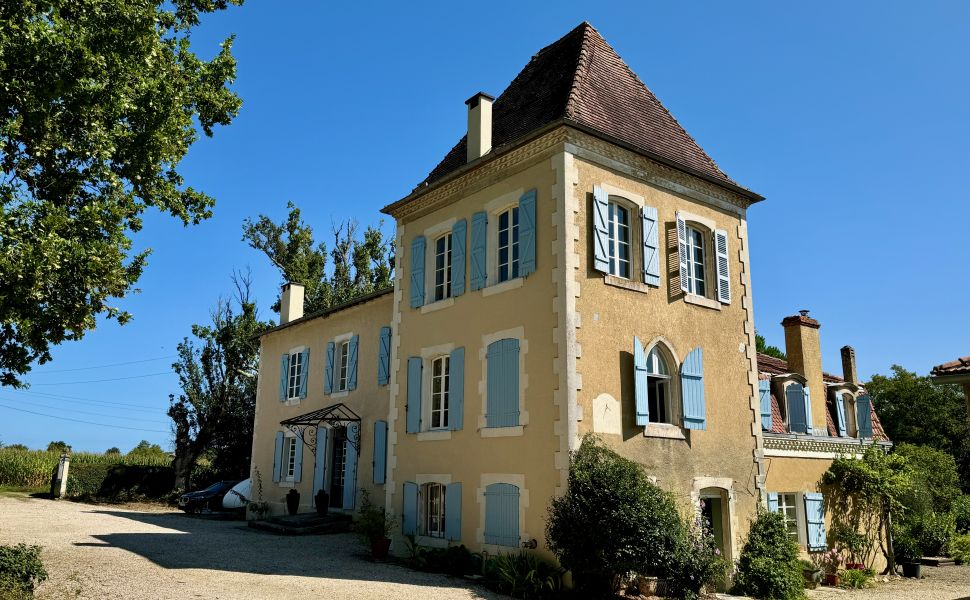 Authentique Château du XVIIème avec Chambres d'Hôtes, Gite et Granges