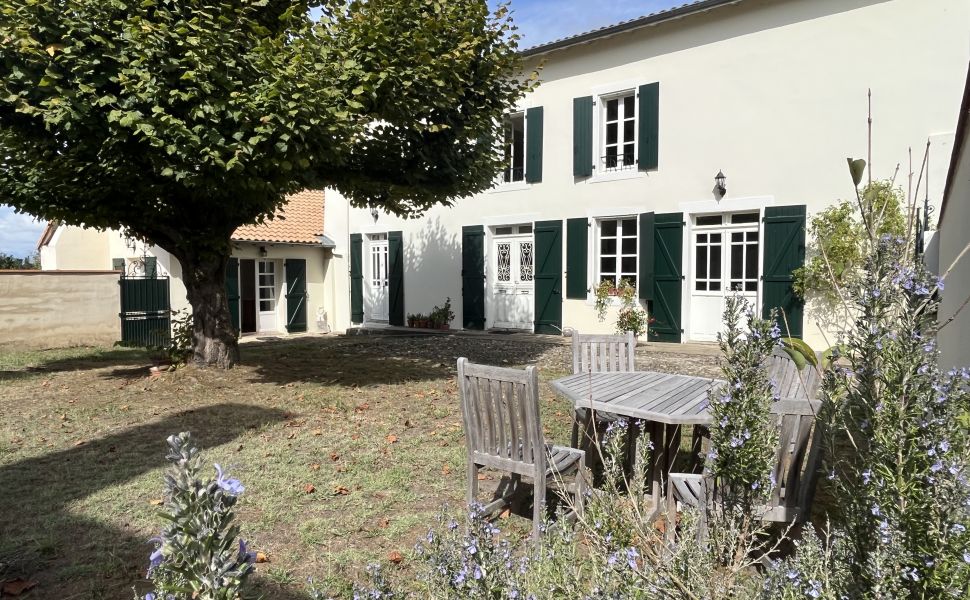 French property for sale - FCH952