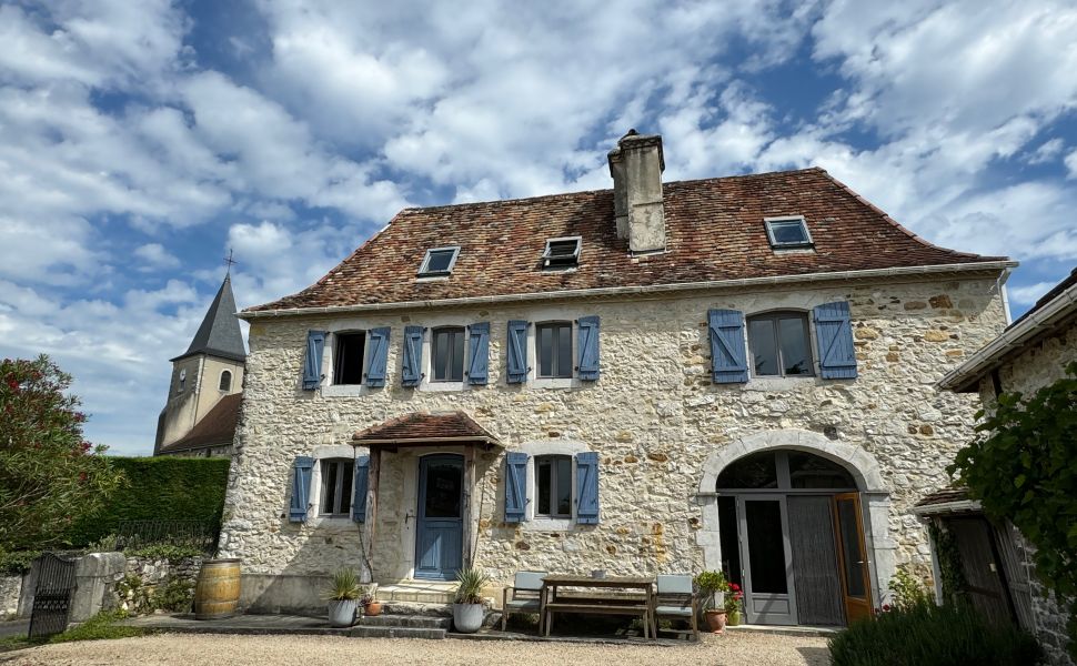 Belle Maison de Village du 18ème En Pierre Apparent, Avec 2 Gîtes Et Vue Dégagée 