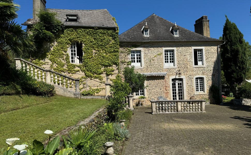 Coquette Maison de Village du XVIIIème siècle avec Maison d'Amis et Grange