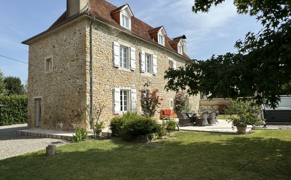 Belle Maison 18ème Siècle, Entièrement Rénovée Avec Vue Pyrénées et Grange Indépendante