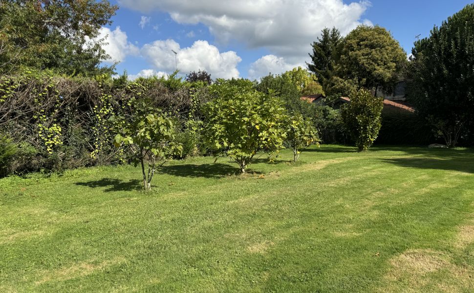 Impeccable Ferme Landaise du 18ème Siècle, Sur Un Parc Paysager de 2,500m2