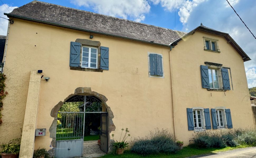 Maison de Maître du XVIIe siècle, située dans une jolie cour avec son chai et ses granges d'origine