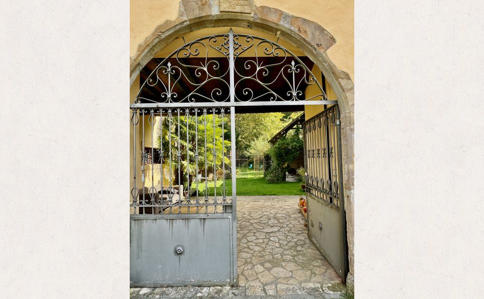 Maison de Maître du XVIIe siècle, située dans une jolie cour avec son chai et ses granges d'origine