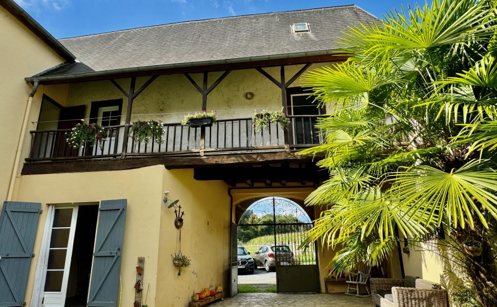 Maison de Maître du XVIIe siècle, située dans une jolie cour avec son chai et ses granges d'origine