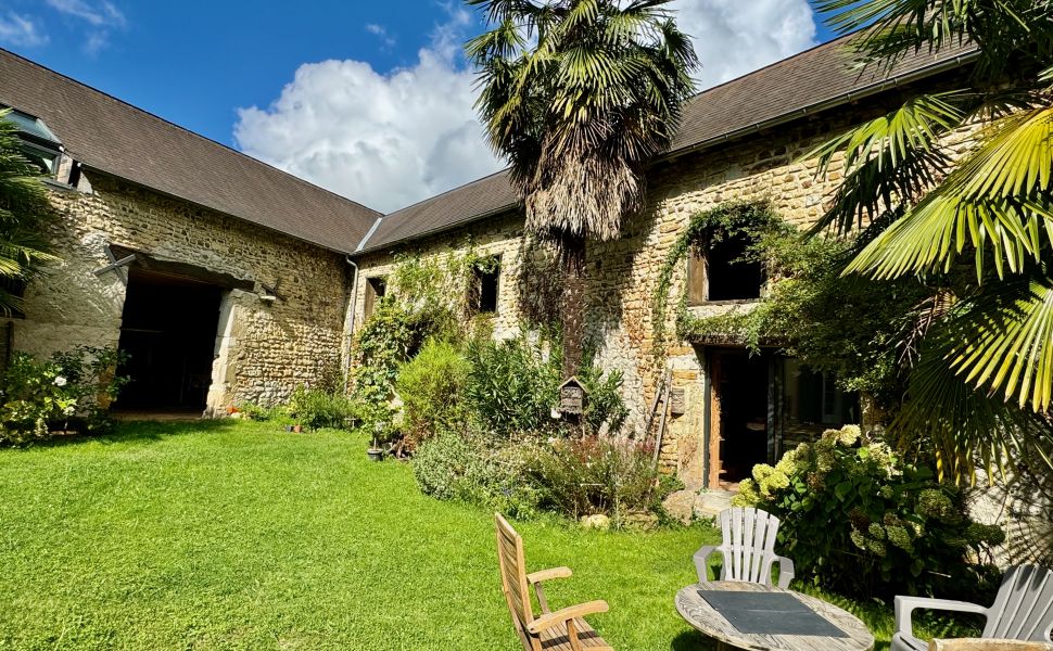 Maison de Maître du XVIIe siècle, située dans une jolie cour avec son chai et ses granges d'origine