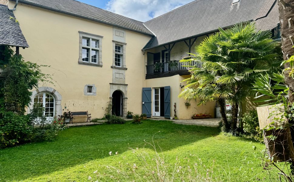 Maison de Maître du XVIIe siècle, située dans une jolie cour avec son chai et ses granges d'origine