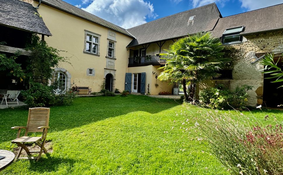 Maison de Maître du XVIIe siècle, située dans une jolie cour avec son chai et ses granges d'origine