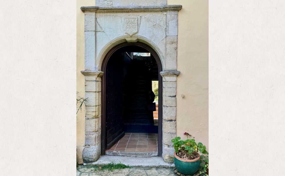 Maison de Maître du XVIIe siècle, située dans une jolie cour avec son chai et ses granges d'origine