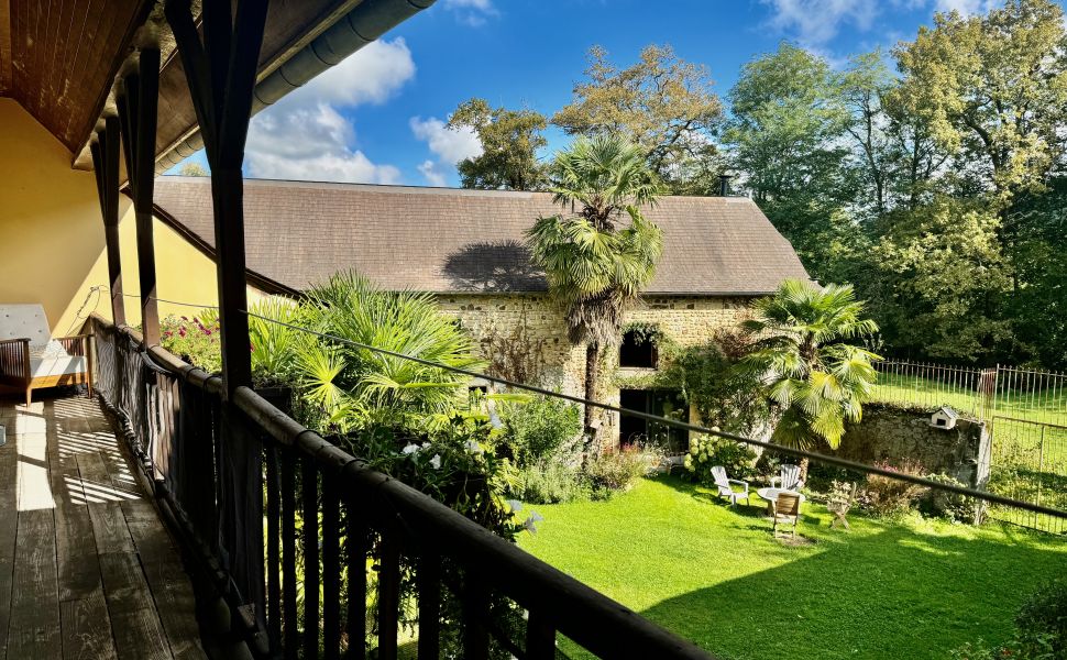 Maison de Maître du XVIIe siècle, située dans une jolie cour avec son chai et ses granges d'origine