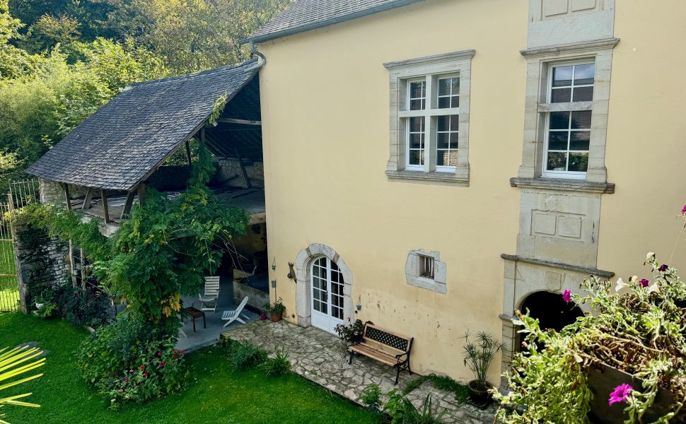 Maison de Maître du XVIIe siècle, située dans une jolie cour avec son chai et ses granges d'origine