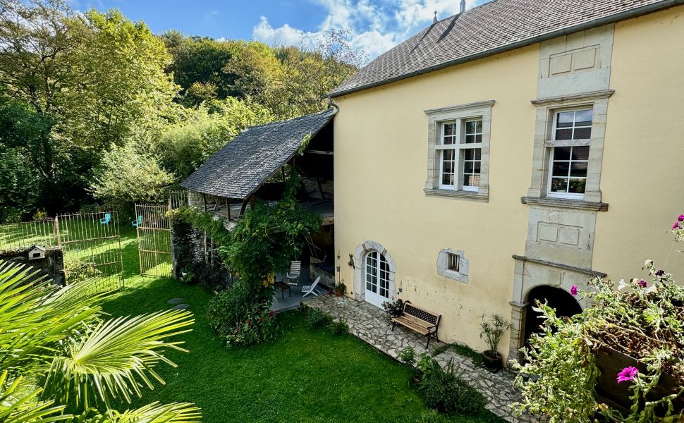 Maison de Maître du XVIIe siècle, située dans une jolie cour avec son chai et ses granges d'origine