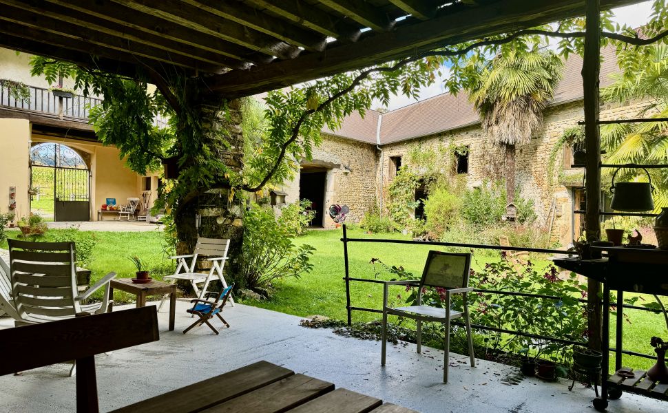 Maison de Maître du XVIIe siècle, située dans une jolie cour avec son chai et ses granges d'origine