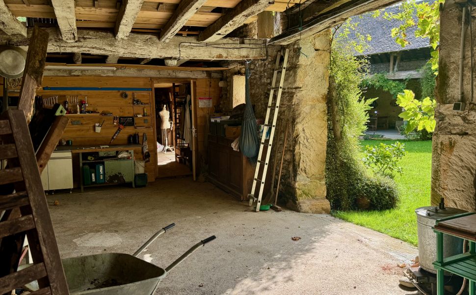 Maison de Maître du XVIIe siècle, située dans une jolie cour avec son chai et ses granges d'origine