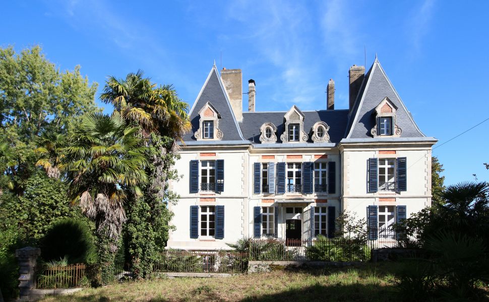 Elégant Château de XIXe Siècle; Architecture intérieure de Napoleon III; 4HA avec Piscine