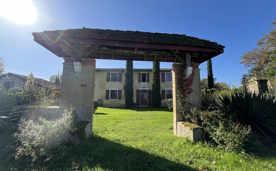 Pavilion de chasse XVIIeme, ferme, studio et 2.2 HA de terrain