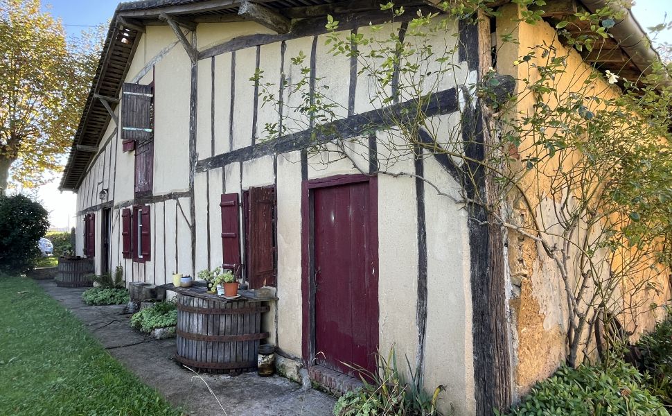 Pavilion de chasse XVIIeme, ferme, studio et 2.2 HA de terrain