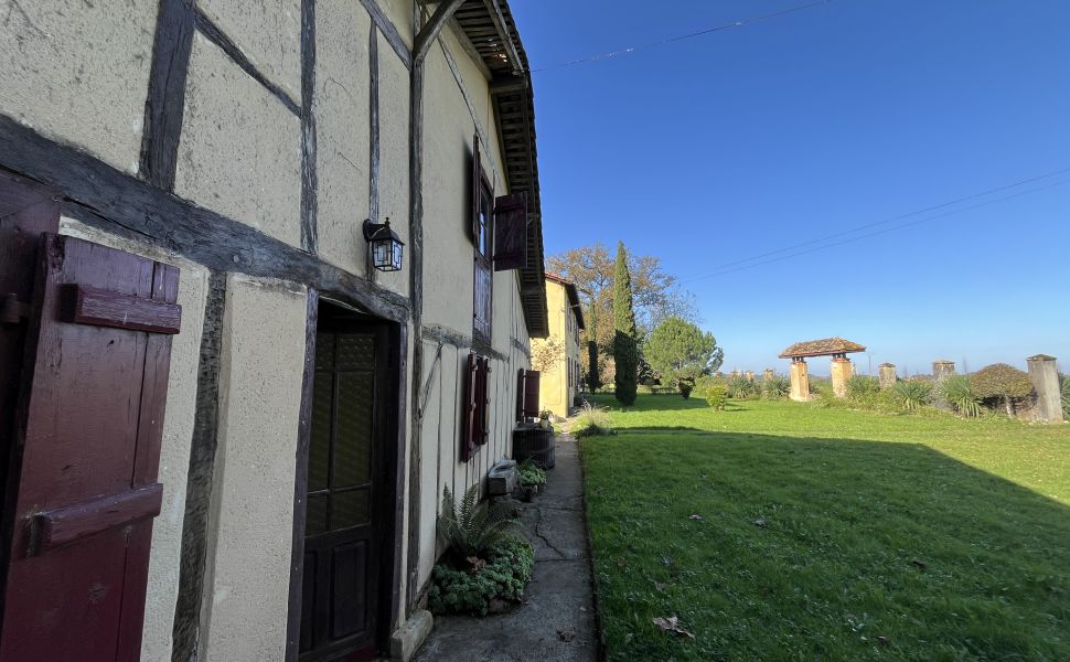 Pavilion de chasse XVIIeme, ferme, studio et 2.2 HA de terrain