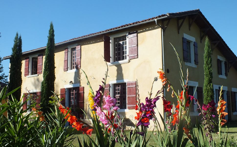 Pavilion de chasse XVIIeme, ferme, studio et 2.2 HA de terrain