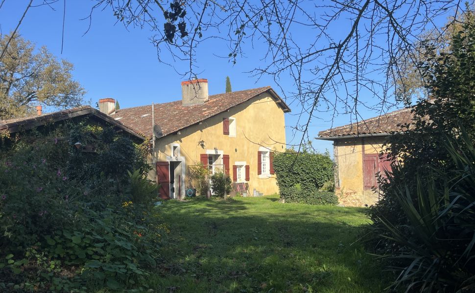 Pavilion de chasse XVIIeme, ferme, studio et 2.2 HA de terrain