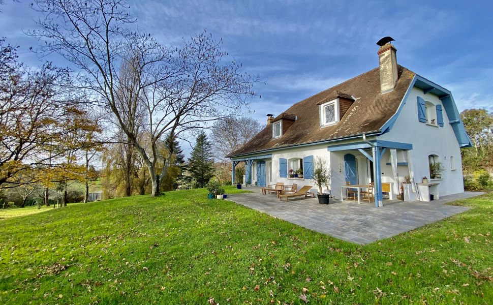 Belle Maison Néo-Béarnaise Située Dans la Ville Thermale de Salies de Béarn