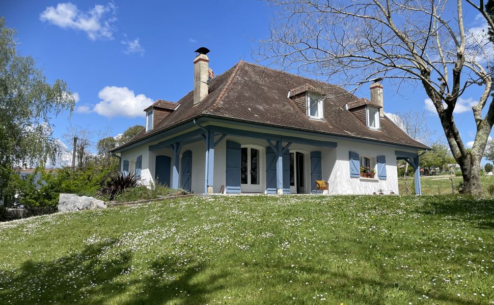 Belle Maison Néo-Béarnaise Située Dans la Ville Thermale de Salies de Béarn