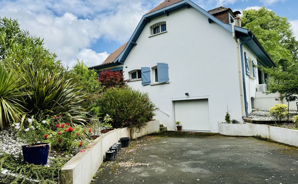 Belle Maison Néo-Béarnaise Située Dans la Ville Thermale de Salies de Béarn