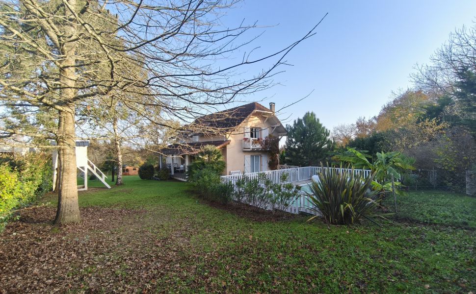 Maison Familiale avec Annexe Attenante offre un véritable havre de paix, 10mins de PAU