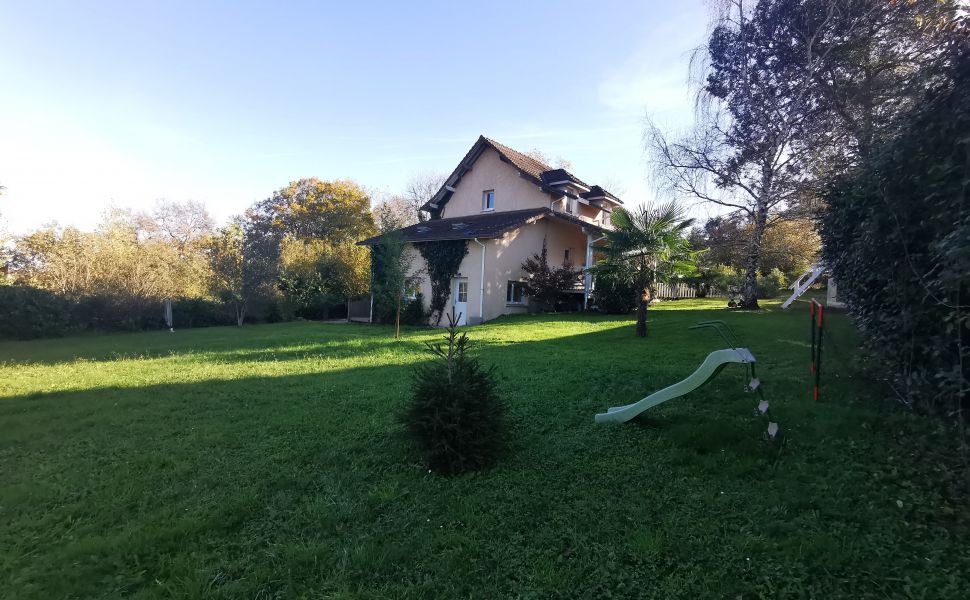 Maison Familiale avec Annexe Attenante offre un véritable havre de paix, 10mins de PAU