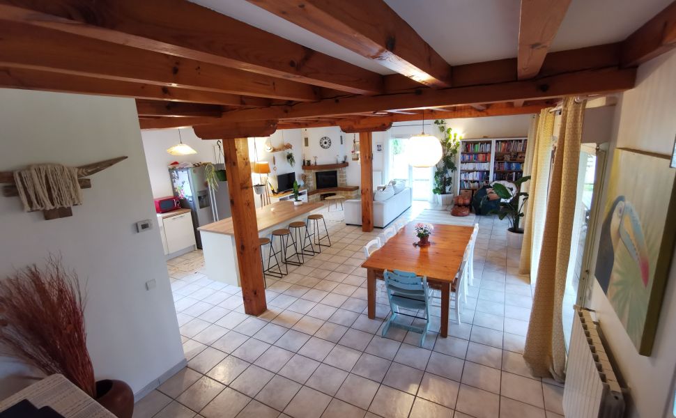 Maison Familiale avec Annexe Attenante offre un véritable havre de paix, 10mins de PAU