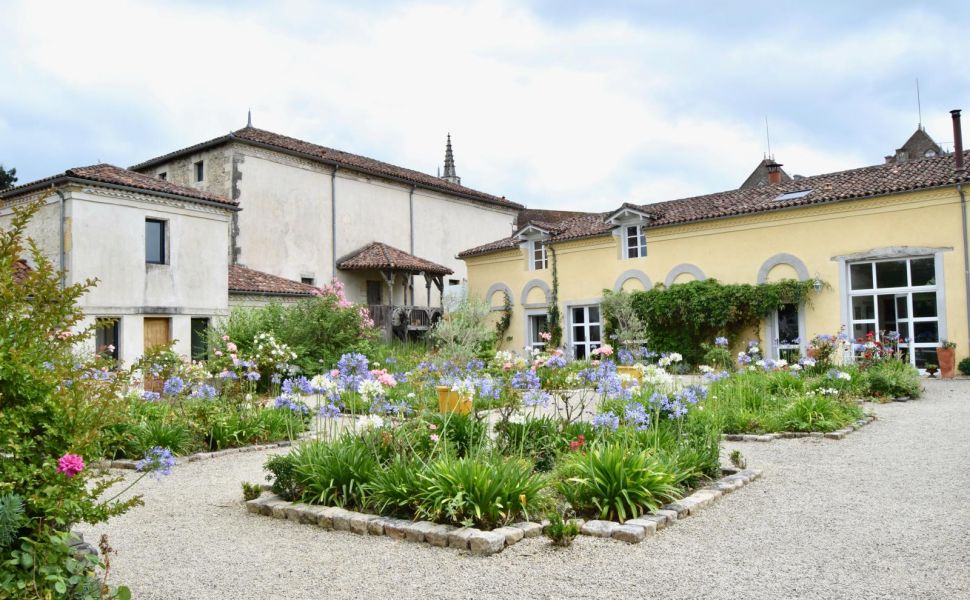 Un Renovation Magnifique d’un Écurie en Propriété Familiale avec Trois Gites