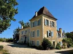 Authentique Château du XVIIème avec Chambres d'Hôtes, Gite et Granges