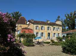 Authentique Château du XVIIème avec Chambres d'Hôtes, Gite et Granges