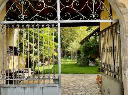 Maison de Maître du XVIIe siècle, située dans une jolie cour avec son chai et ses granges d'origine