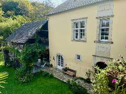 Maison de Maître du XVIIe siècle, située dans une jolie cour avec son chai et ses granges d'origine