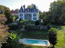 Elégant Château de XIXe Siècle; Architecture intérieure de Napoleon III; 4HA avec Piscine