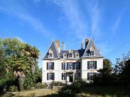 Elégant Château de XIXe Siècle; Architecture intérieure de Napoleon III; 4HA avec Piscine