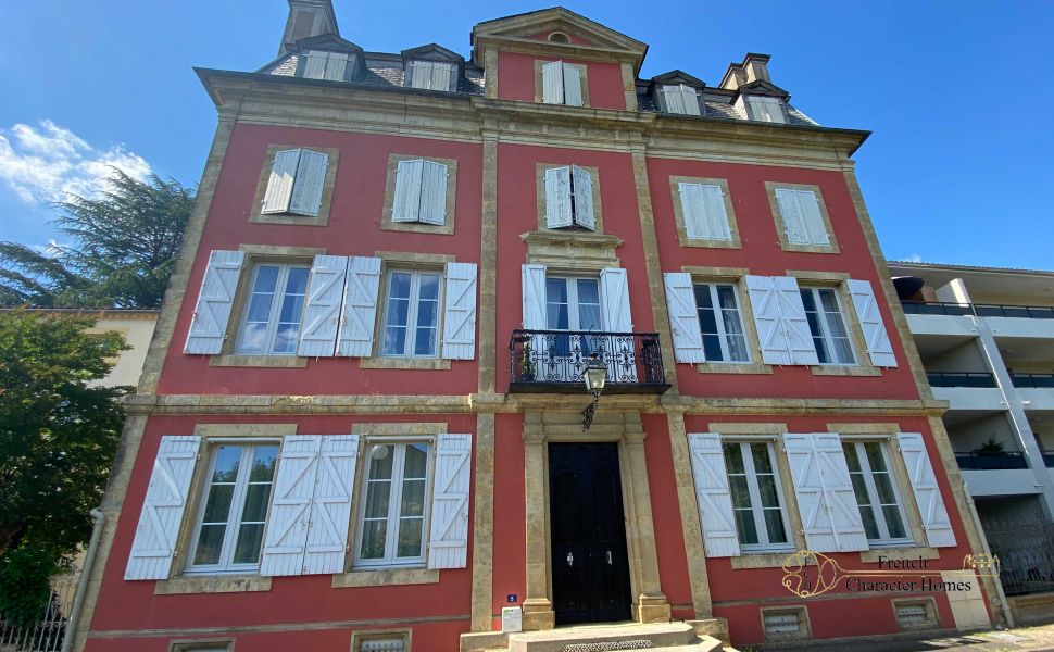 Splendid 7 Bedroom Maison de Maitre in the heart of an active market town