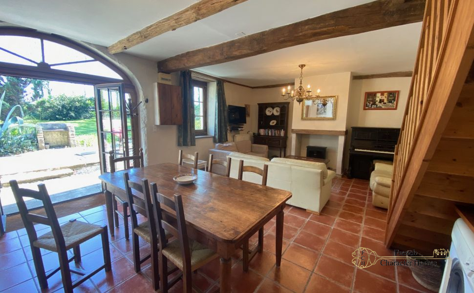 Magnificent 17C ensemble with 360º views of Pyrenees mountains, vineyards and countryside