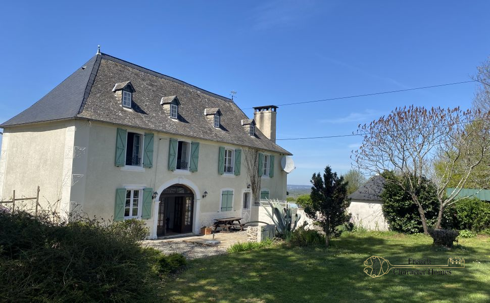 Magnificent 17C ensemble with 360º views of Pyrenees mountains, vineyards and countryside