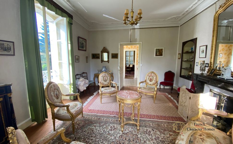 Handsome Empire Style Manor House with Beautiful Mountain Views, 30 minutes from Pau.