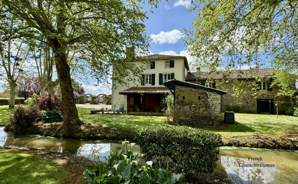 Superb Maison de Maitre with Large Barn & Pool; walking distance from Vibrant Riverside Village