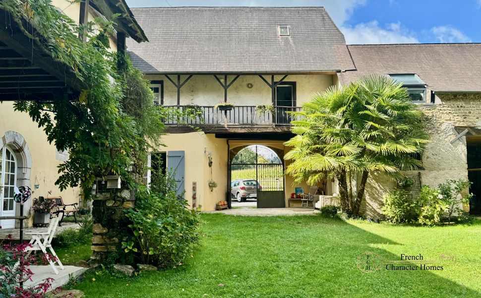 17C Maison de Maitre, set in an Attractive Courtyard with its Original Chai & Barns