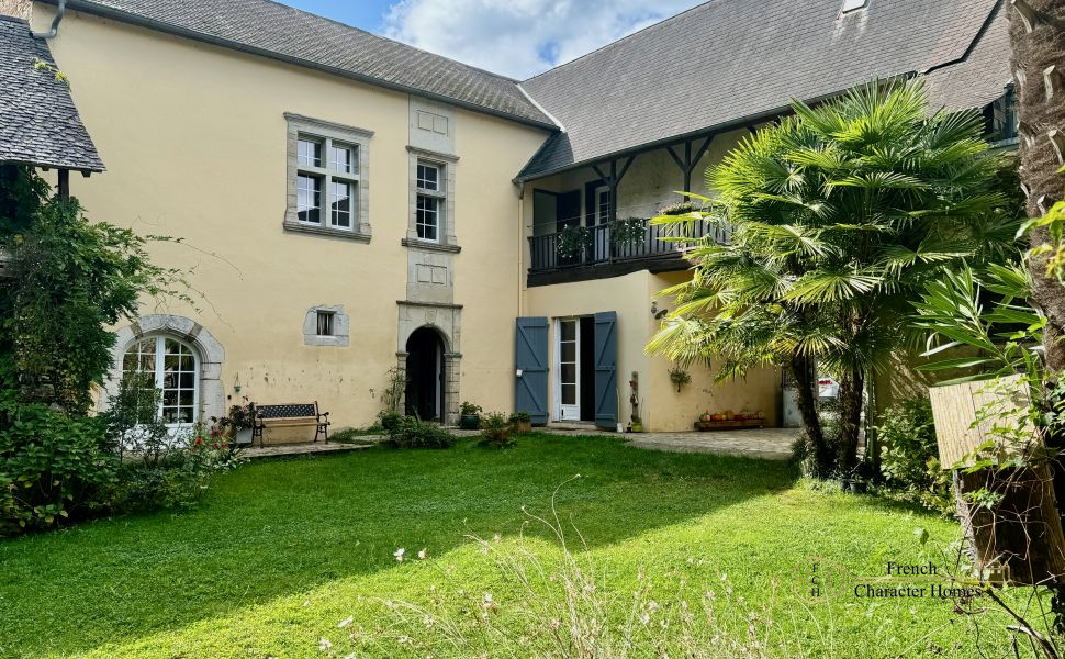 17C Maison de Maitre, set in an Attractive Courtyard with its Original Chai & Barns