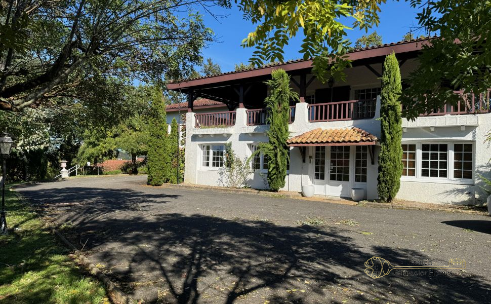 Substantial Family Home; Independent Annex; Walking Distance of the Charming La Bastide Clairence