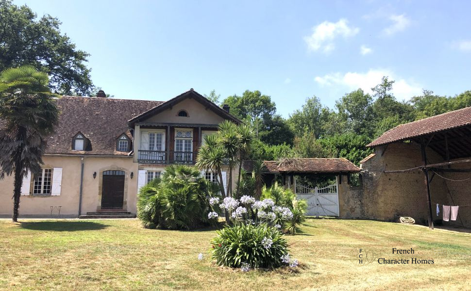 A Striking Maison de Maitre offering an Exceptional Restoration Opportunity!