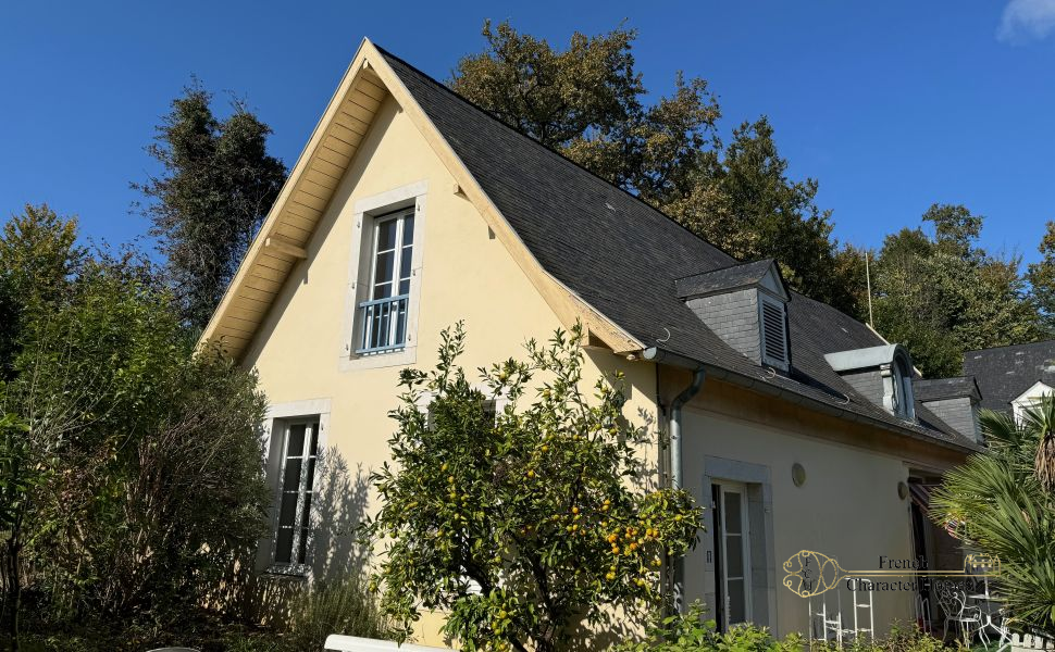 Multi-Dwelling Property to include a Spacious Manor House & 5 Rental Cottages 