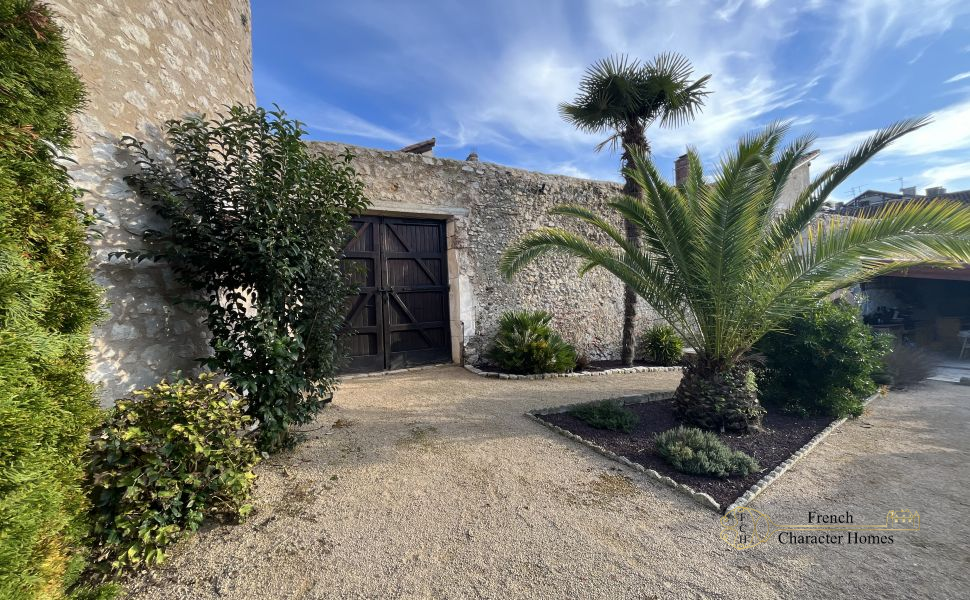 Immaculate Estate comprising 4 Independant Properties in the Heart of Saint Sever