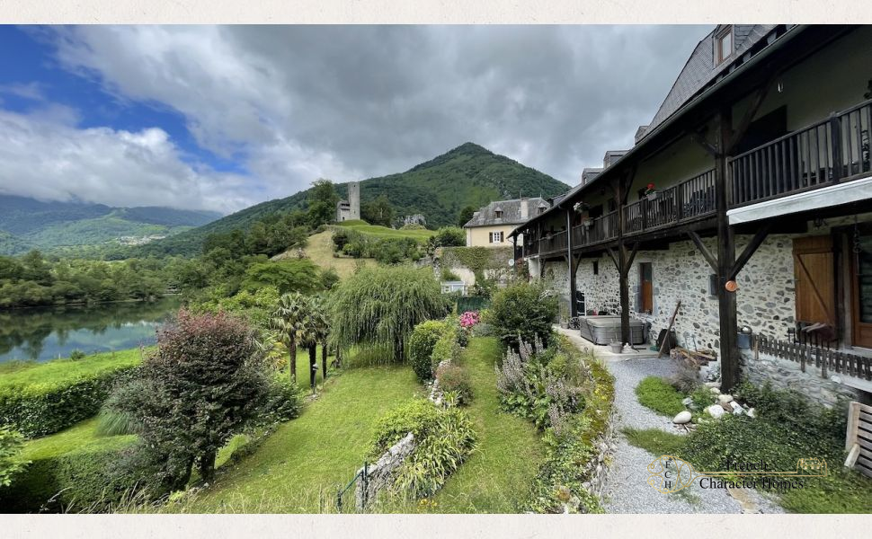 Beautiful Property with Mountain Views and Guest House 35 minutes south of Pau