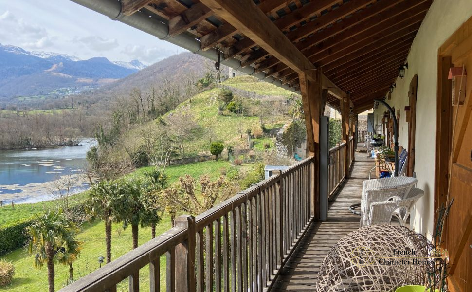 Beautiful Property with Mountain Views and Guest House 35 minutes south of Pau